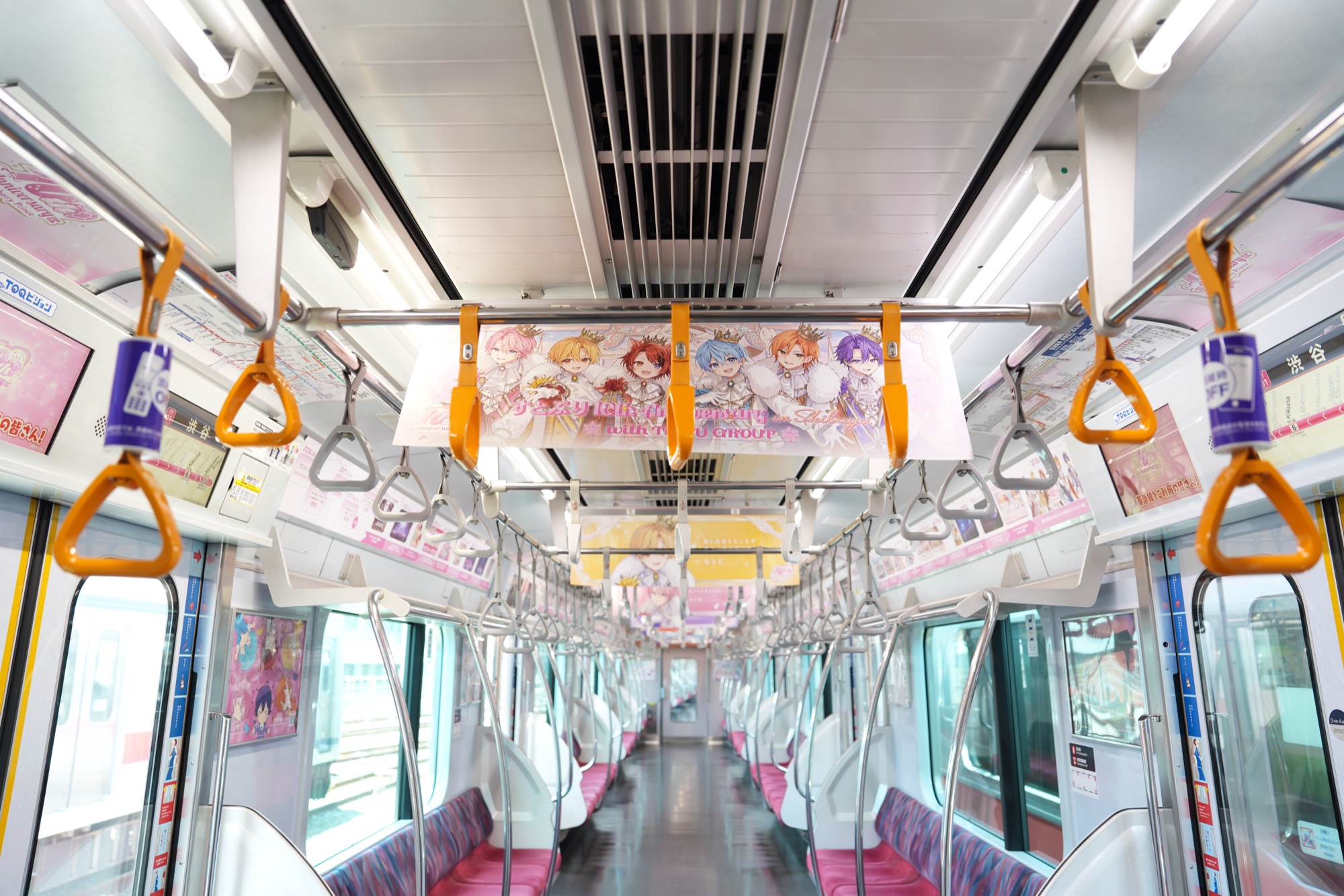 東急東横線の車内全景 - すとぷり10周年のラッピングが施された内装