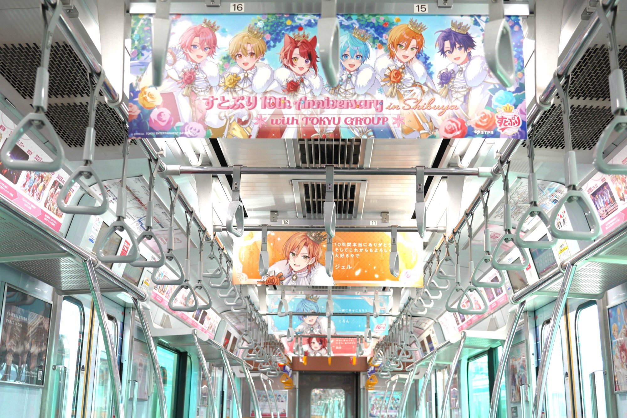 車内の上部に掲出されたメンバー紹介ビジュアル - 6メンバーのキャラクターが表示