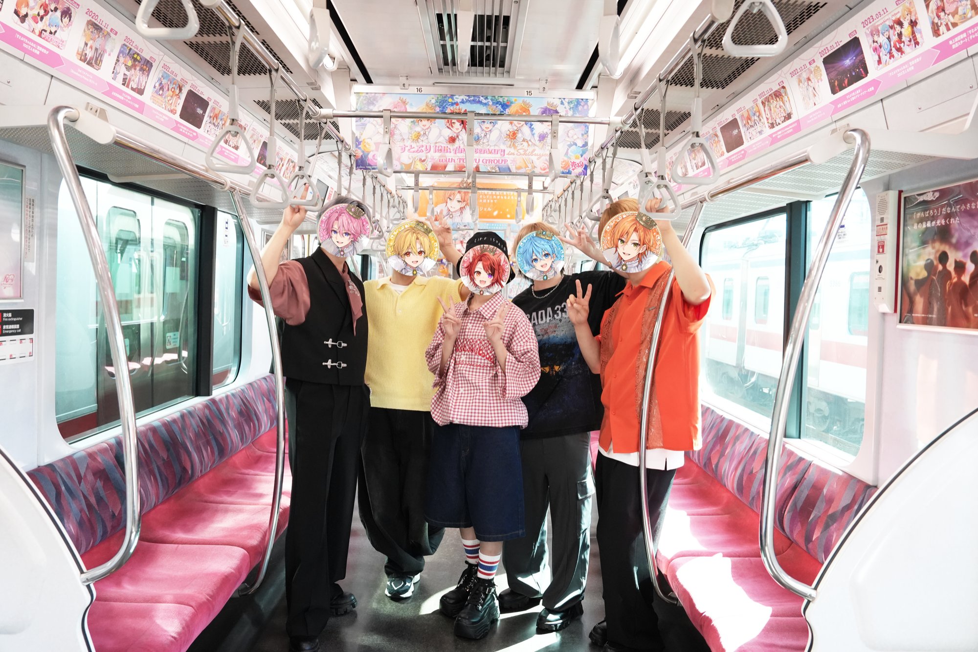 車内で撮影されたファン写真 - メンバー被り物を装着した複数人がポーズ