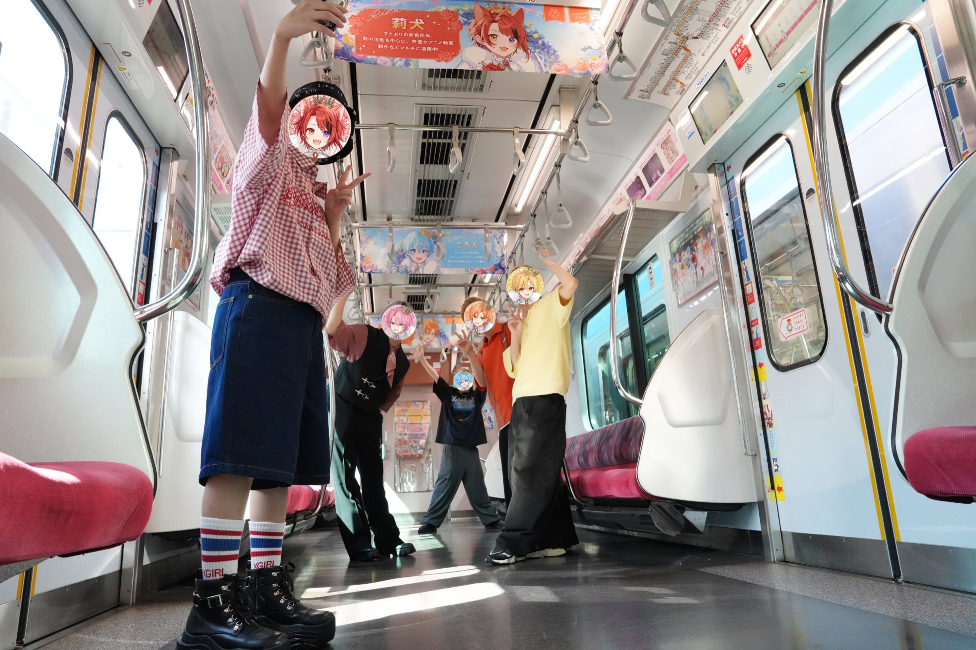 車内パネルを指差すファン - メンバーメッセージを確認している様子