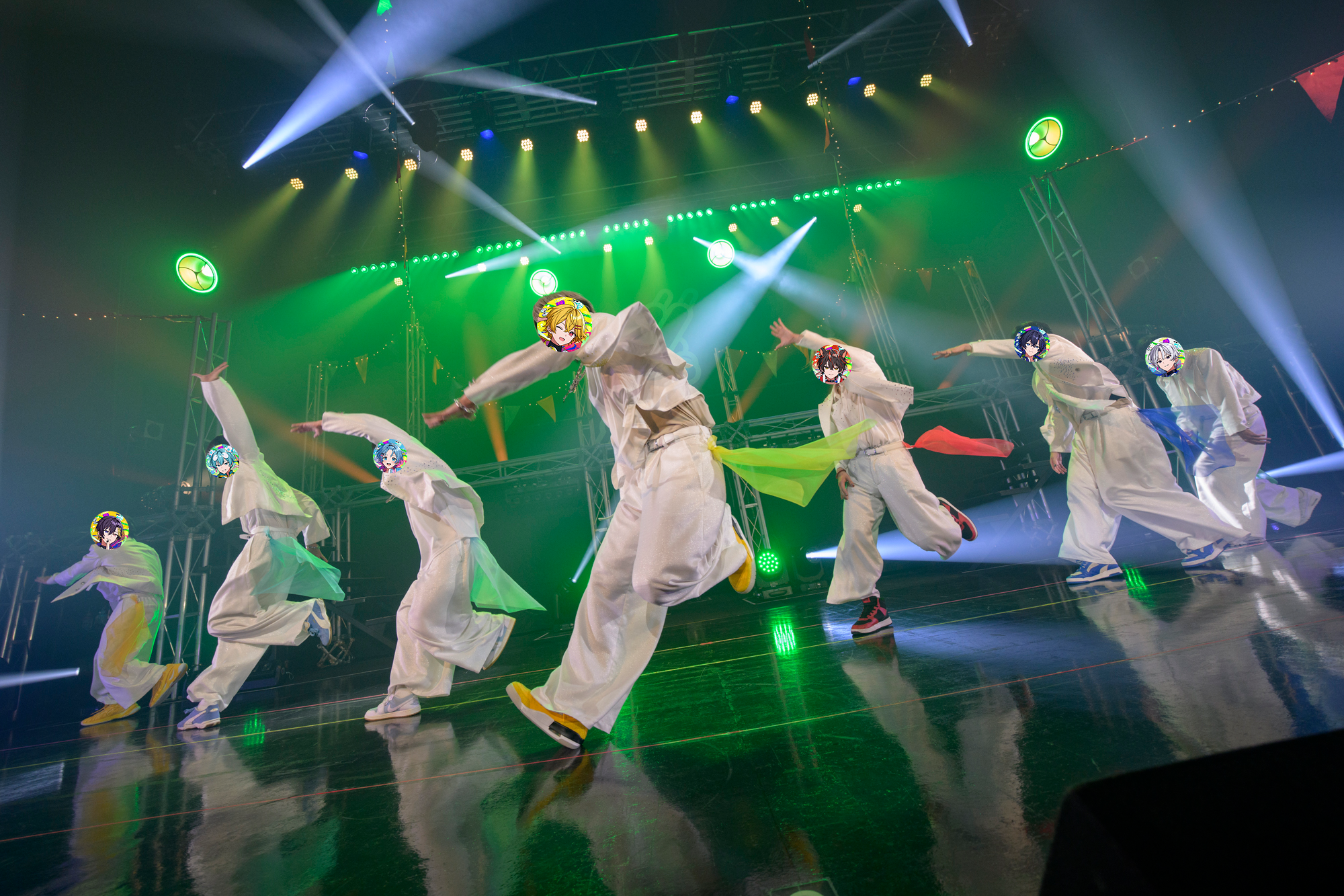 すにすて ステージ上で躍動感あふれるダンスを見せるメンバーたち